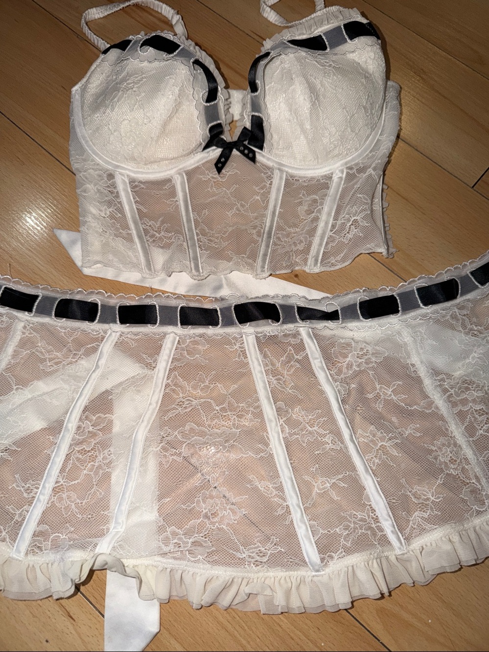 La SENZA White Lace Bustier & Lace Skirt Set with Black Ribbon Detail - Picture 3 of 13